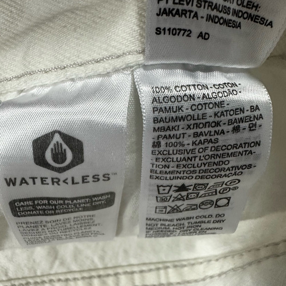 LEVI'S WHITE DENIM HIGH WAIST MOM SHORTS - Picture 3 of 9